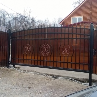 Откатные кованые ворота с вставкой из поликорбаната 3000x2100