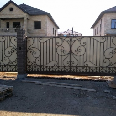 Откатные ворота кованые с калиткой 3300x2300