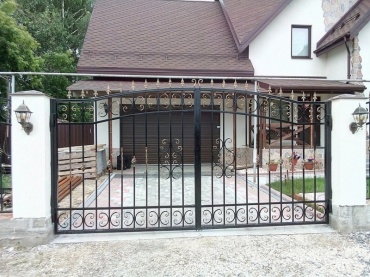 Распашные ворота с кованными элементами