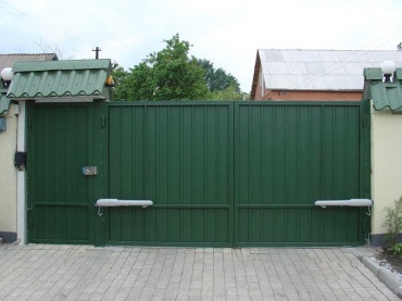 Ворота распашные металлические с калиткой из профнастила